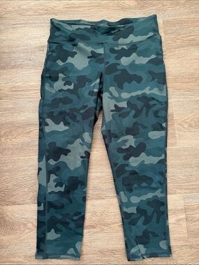GAP Women’s Green Camo Capri Leggings